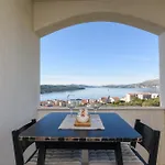 Apartment With Sea View Terrace, Ciovo